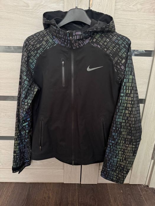 вітровка жіноча бігова Nike