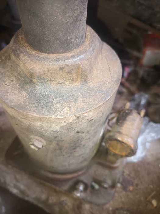 Мощный  домкрат .высокий.