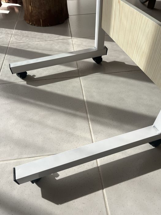 Mesa de apoio com rodas