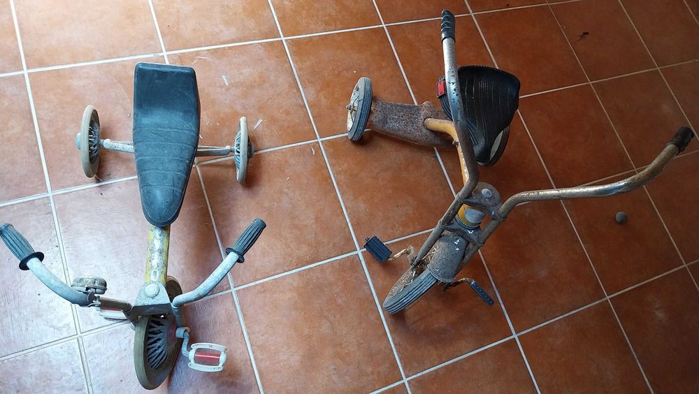 dois triciclos de criança, anos 70 e 80, para restauro