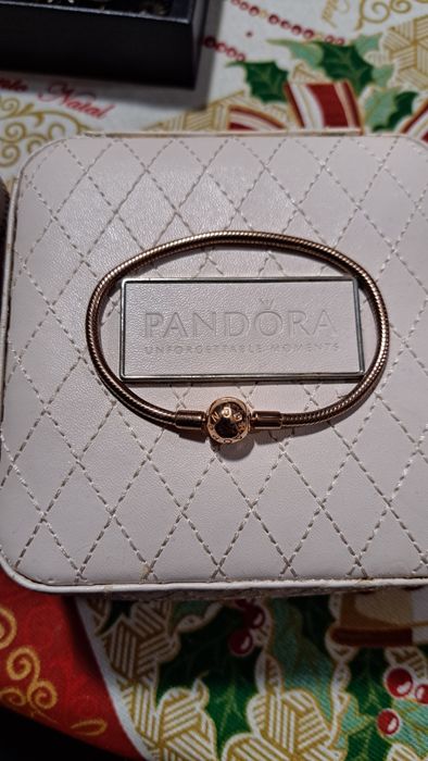 Pulseira e contas Pandora.