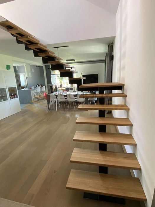 Schody metalowe, stalowe, samonośne, drewniane na konstrukcji.