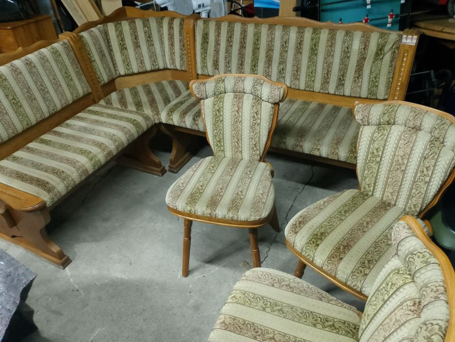 Narożnik kuchenny z krzesłami