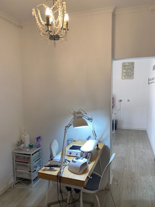 Aluga-se mesa para manicure.