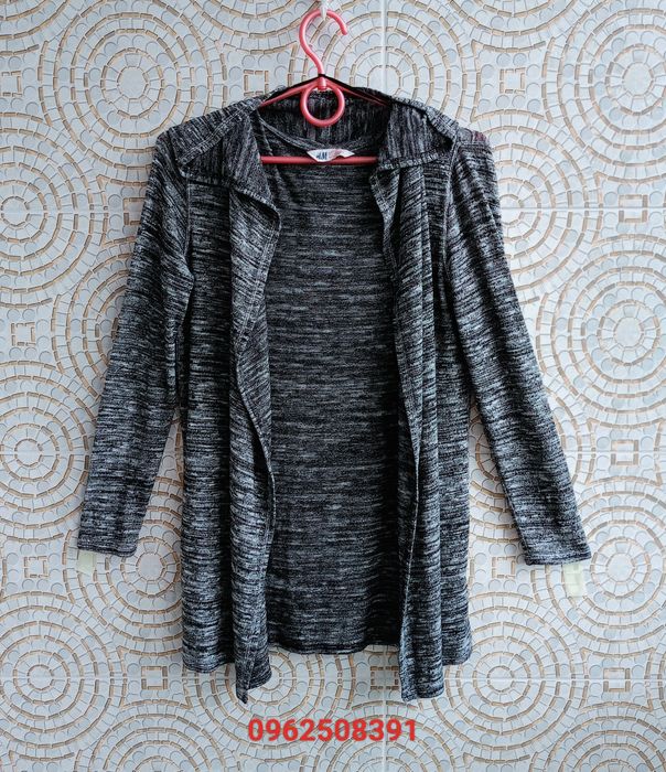 Кардиган с капюшоном из серого трикотажа для молодой леди, бренд H&M.