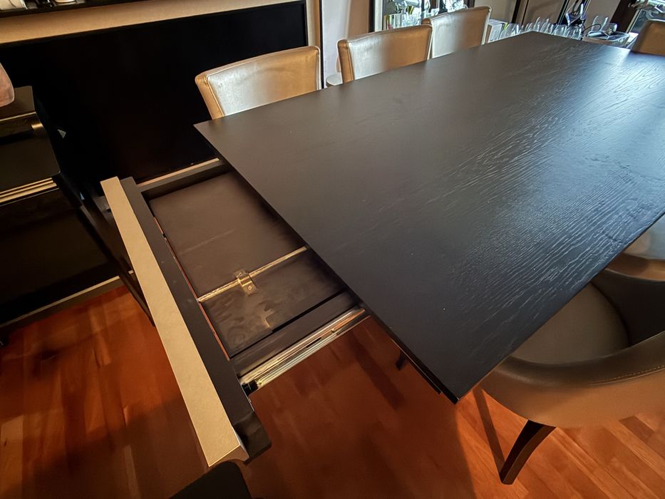 Mesa de sala extensivel  - 12 pessoas sentadas