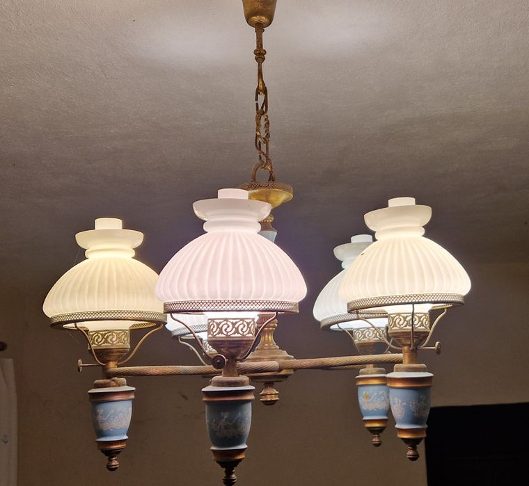 Candeeiro porcelânico em bom estado