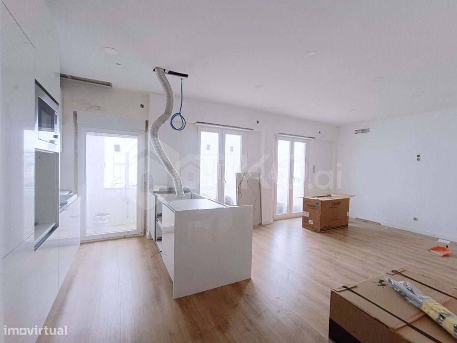 Apartamento T3 remodelado, equipado e  Varanda – Benfica
