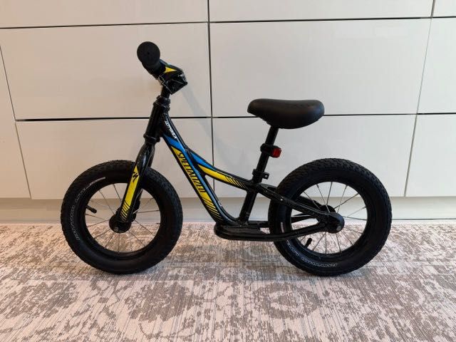 Дитячий беговел / велобег Specialized Hotwalk black