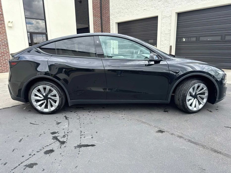 Tesla Model Y      2026