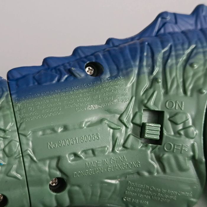 Dinozaur duży chodzi wydaje dźwięki