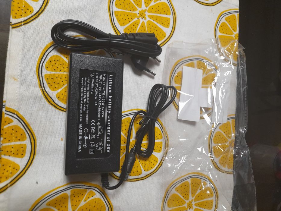 Novo carregador 36-42v hoverboard 3 pinos