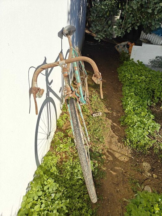 Bicicleta clássica com um design vintage, ideal para restauro