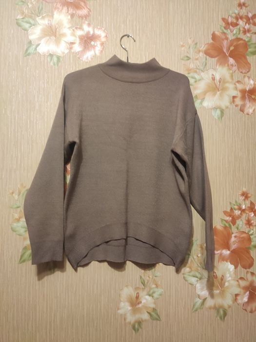 Свитер женский..