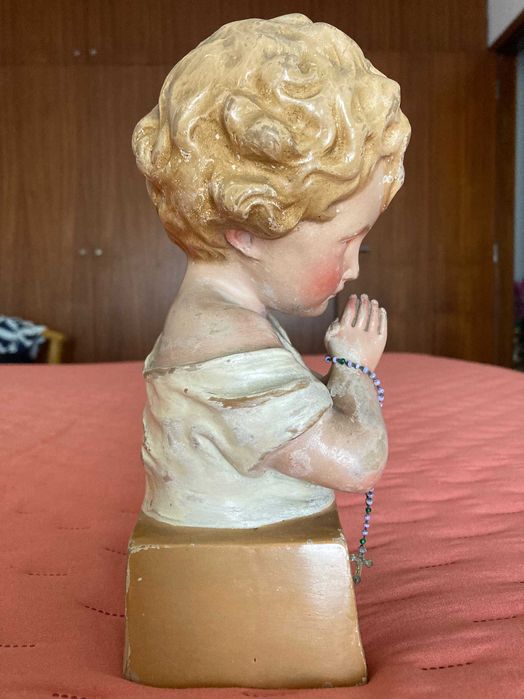Estátua religiosa menino em oração com terço