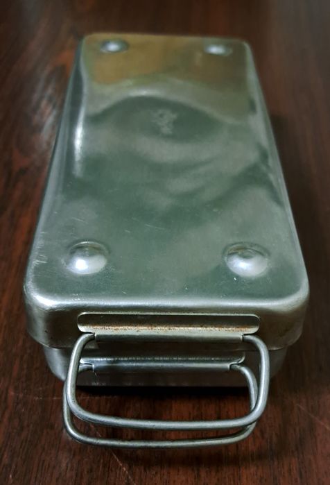 Металевий лоток.