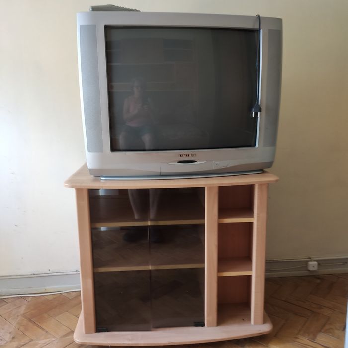 Televisão e móvel