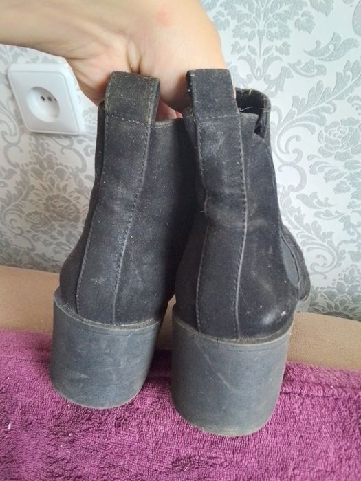 Oddam czarne botki zamszowe na słupku