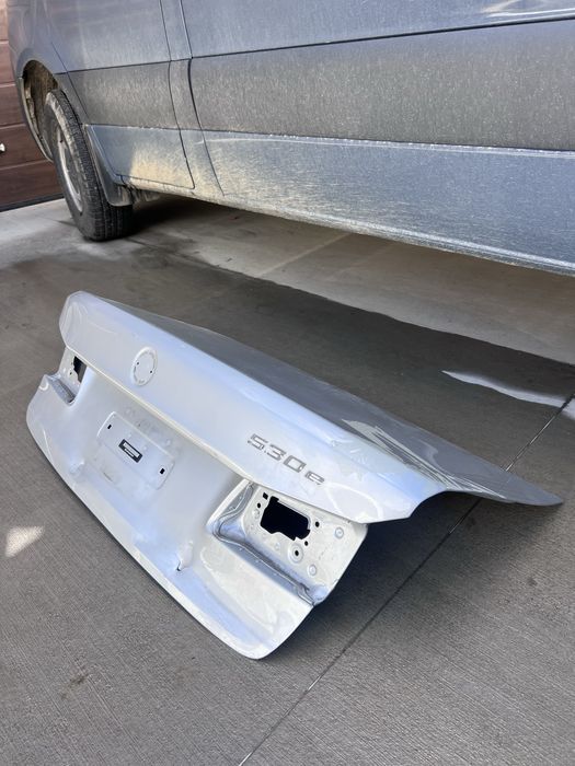 Кришка багажника BMW G30 під ремонт