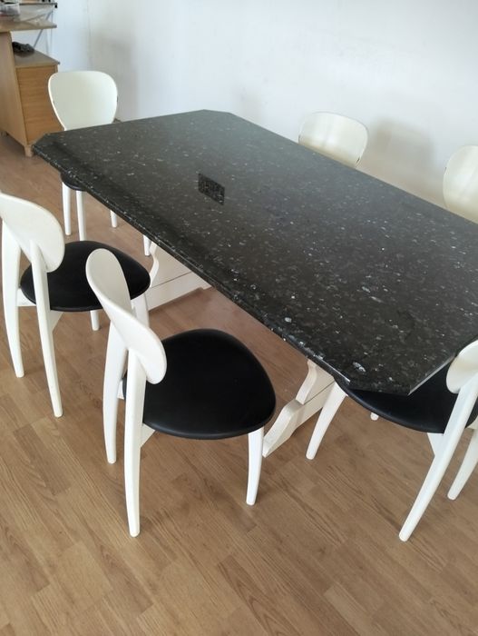 6 cadeiras e  Mesa grande em pedra