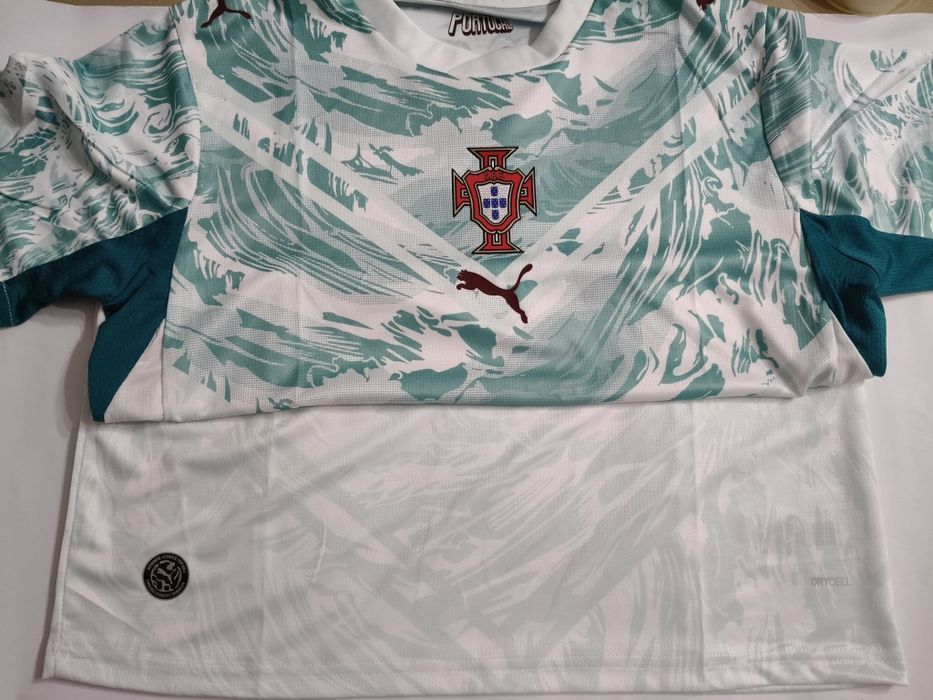 Camisola Seleção Nacional Portugal – Verde ÁguaModelo especial da seleção portuguesa com um design diferente e moderno.

Preço: 20,00€

Personalização