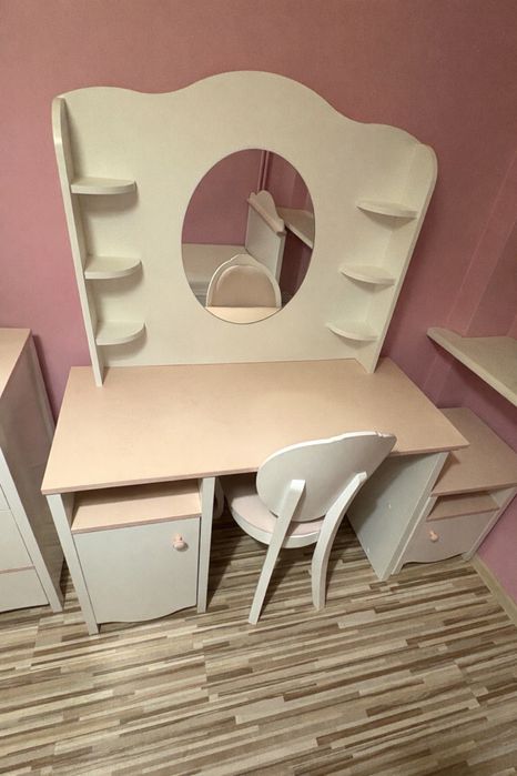 Zestaw mebli do pokoju dziecięcego / młodzieżowego – biało-różowe