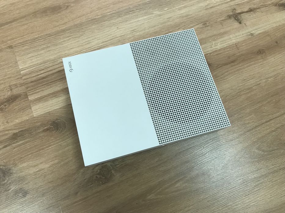 Игровая приставка Xbox One S и геймпад на запчасти или ремонт