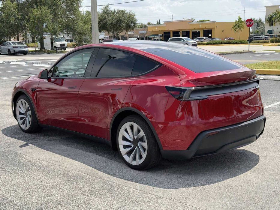 Tesla Model Y      2026