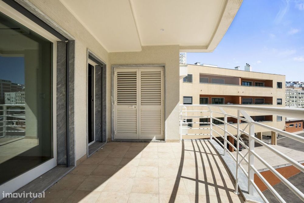 Apartamento T4 com jardim, Paço de Arcos, Oeiras