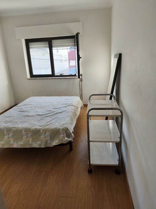 Alugo um  quarto