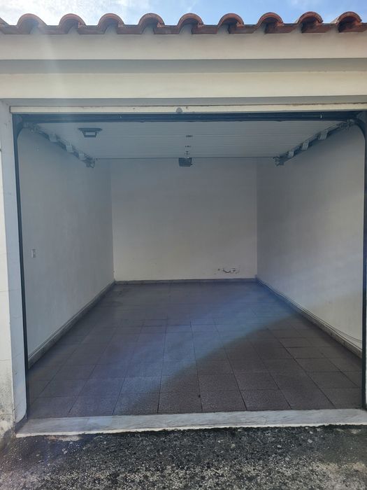 Arrenda-se Garagem com Agua e Luz