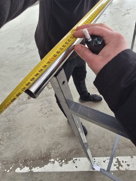 Стійка для одягу в магазин