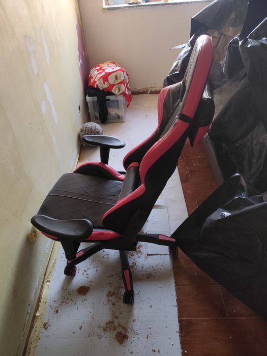 Cadeira gamer preta e rosa