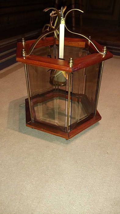 candeeiro em latão oxidado e madeira