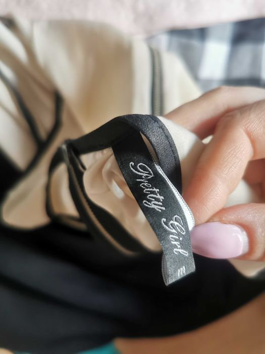 M Sukienka okazjonalna złota klamra wesele rozkloszowana czarna