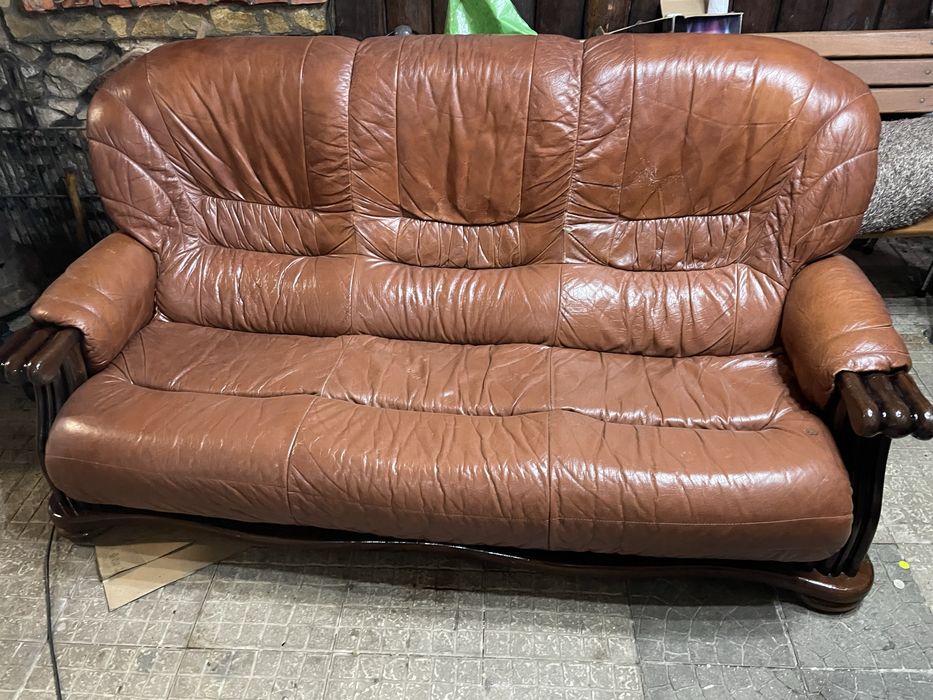 2  sofas de tres lugares em bom estado