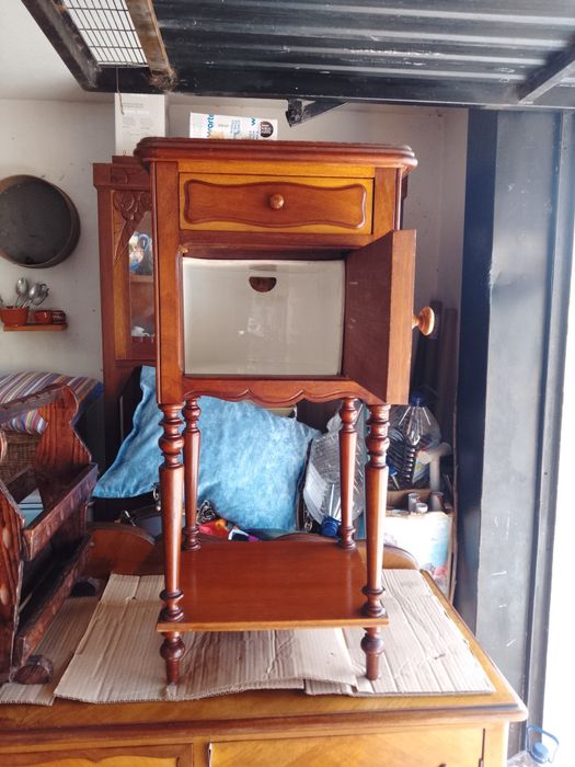 , Mesa de cabeceira com base de mármore e penico, século
