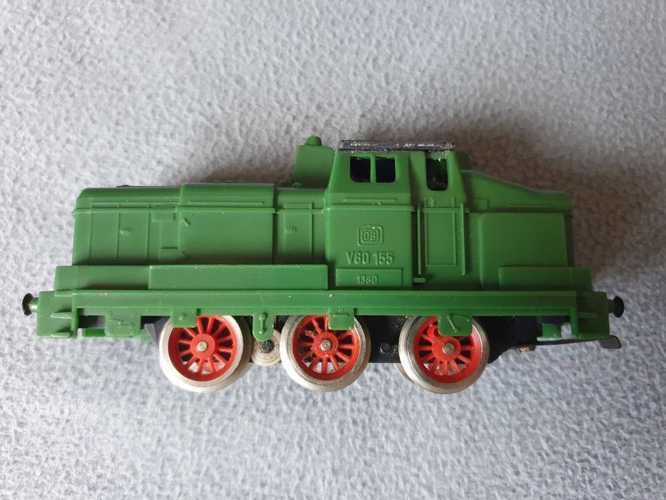 LIMA Train Set – Locomotive, Two Carriages, and Tracks – 9V – 1960s64284862644354122