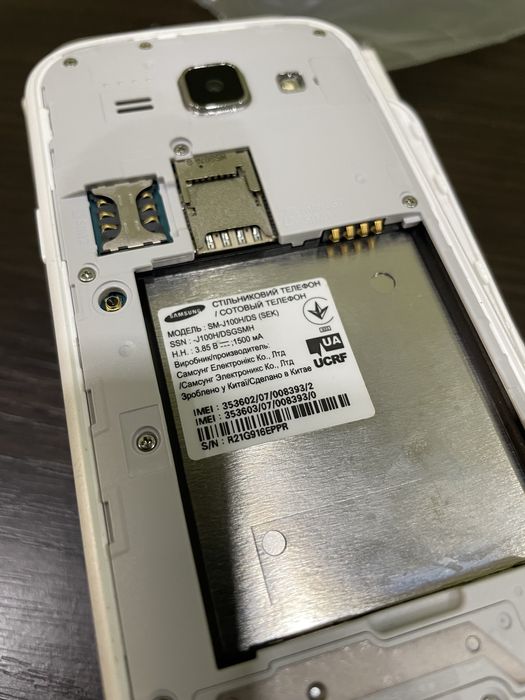 Телефон Samsung Galaxy J1 J100H