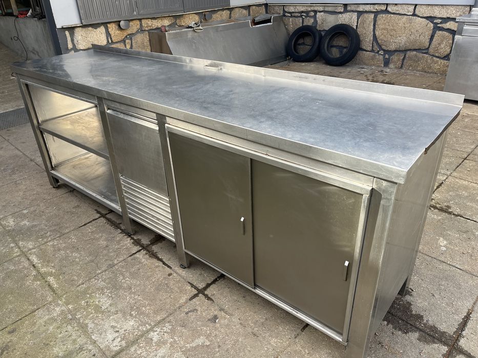 Escaparate em inox liso com portas e gaveta 2.45 mt