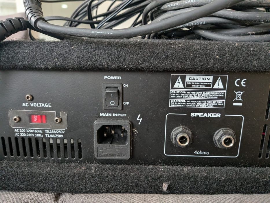 Mesa e caixas de som