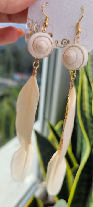 Nowe kolczyki piórka nude z muszelkami.