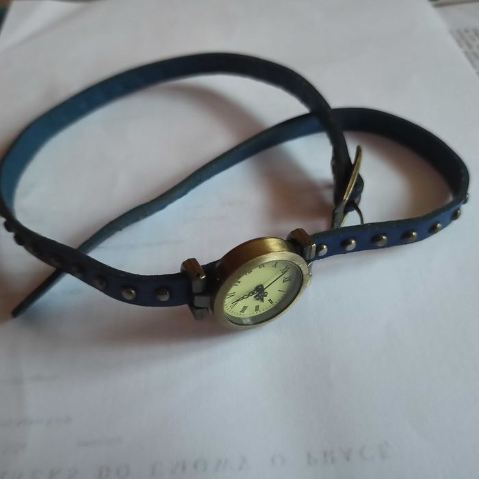 Zegarek na długim owijanym pasku,