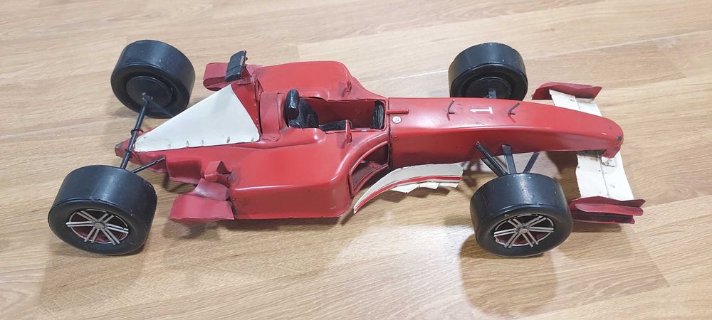 Carro de corrida F1 em chapa para decoração ou coleção