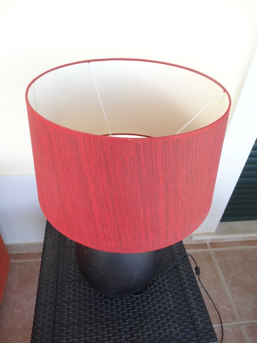 Candeeiro preto com abajur vermelho