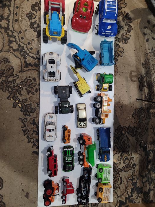 Машинки игрушечные плосмасовые