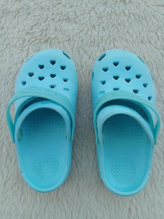 Шльопки типу Crocs 13,5 см блакитні з сердечками