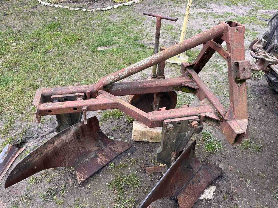 Плуг двохкорпусний