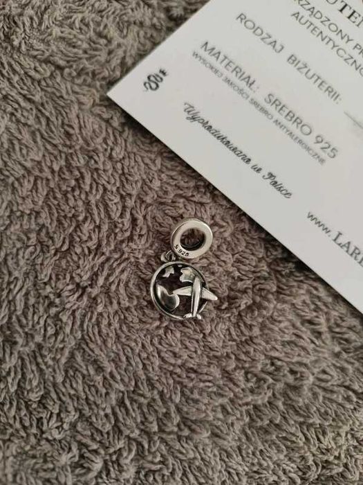 Zawieszka charms samolot i kula ziemska srebrna 925
