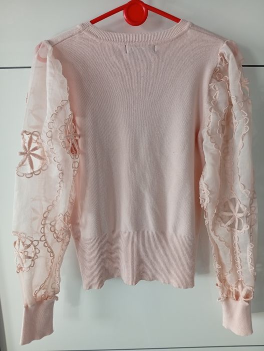 Elegancki sweter Cameo Rose pudrowy róż ozdobne rękawy S
